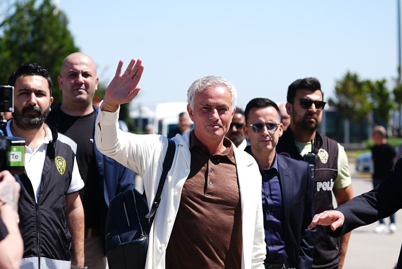 Mourinho Fenerbahçe taraftarıyla buluştu: 'Sizin hayalleriniz benim hayallerim' - Resim: 1