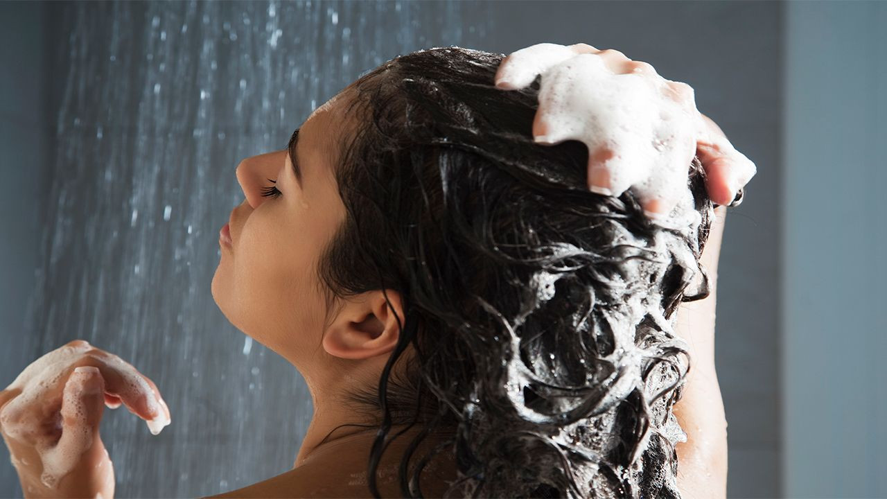 Sıcak suyla saçını yıkayanlar yandı: Zararını duyunca asla yıkamayacaksınız. Sıcak suyla saç yıkamak zararlı mı? - Resim: 1