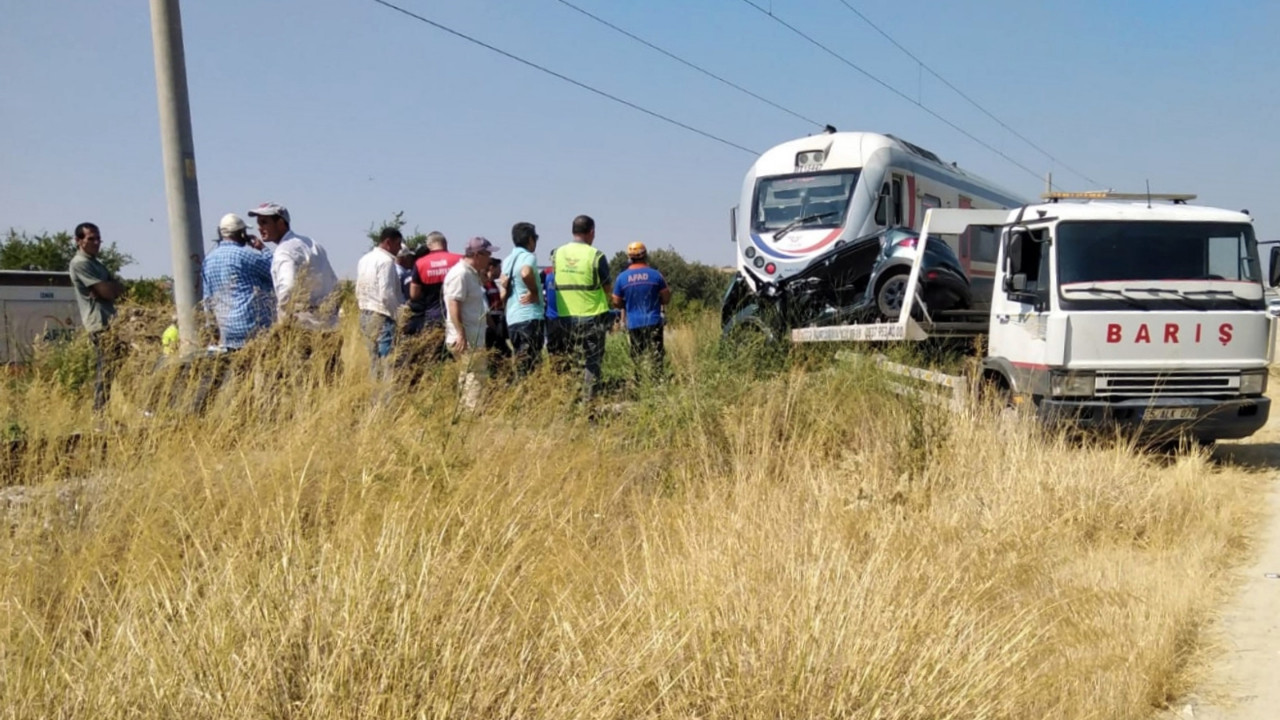 İzmir'de Hemzemin Geçitte Kaza! Tren, Otomobile Çarptı: Ölü ve Yaralılar Var