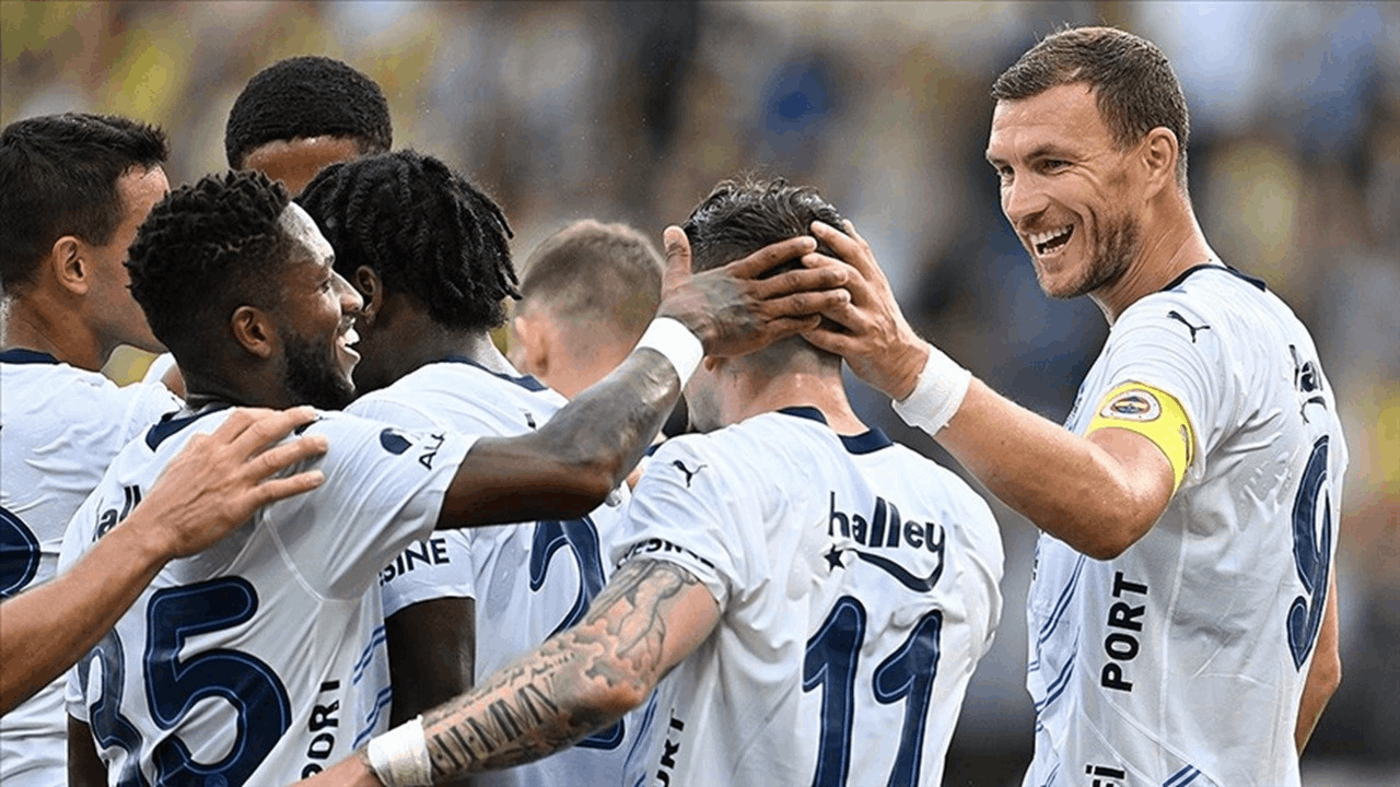 Fenerbahçe'nin UEFA Kadrosu Belli Oldu: Sürpriz İsimler Kesik Yedi