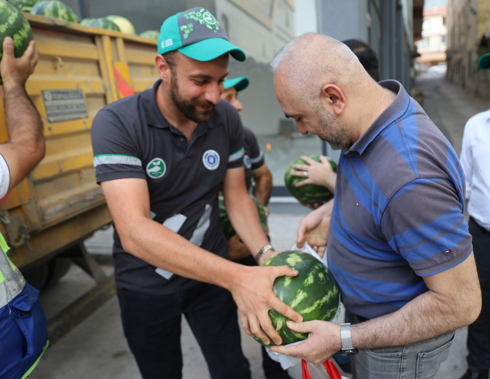 Karpuzlar Tarlada Kaldı! Büyükşehir Olaya Müdahil Oldu: Hem Çiftçiyi Hem Vatandaşı Gülümsetti - Resim: 2