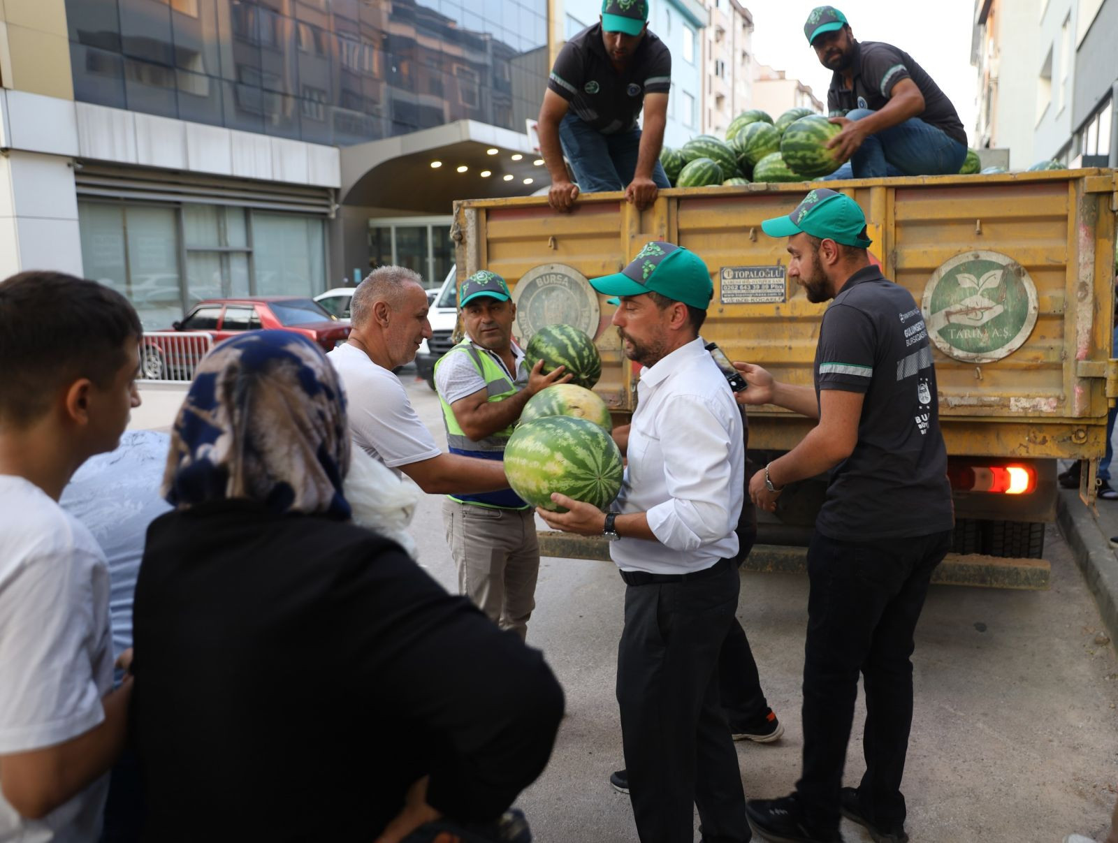 Karpuzlar Tarlada Kaldı! Büyükşehir Olaya Müdahil Oldu: Hem Çiftçiyi Hem Vatandaşı Gülümsetti - Resim: 3