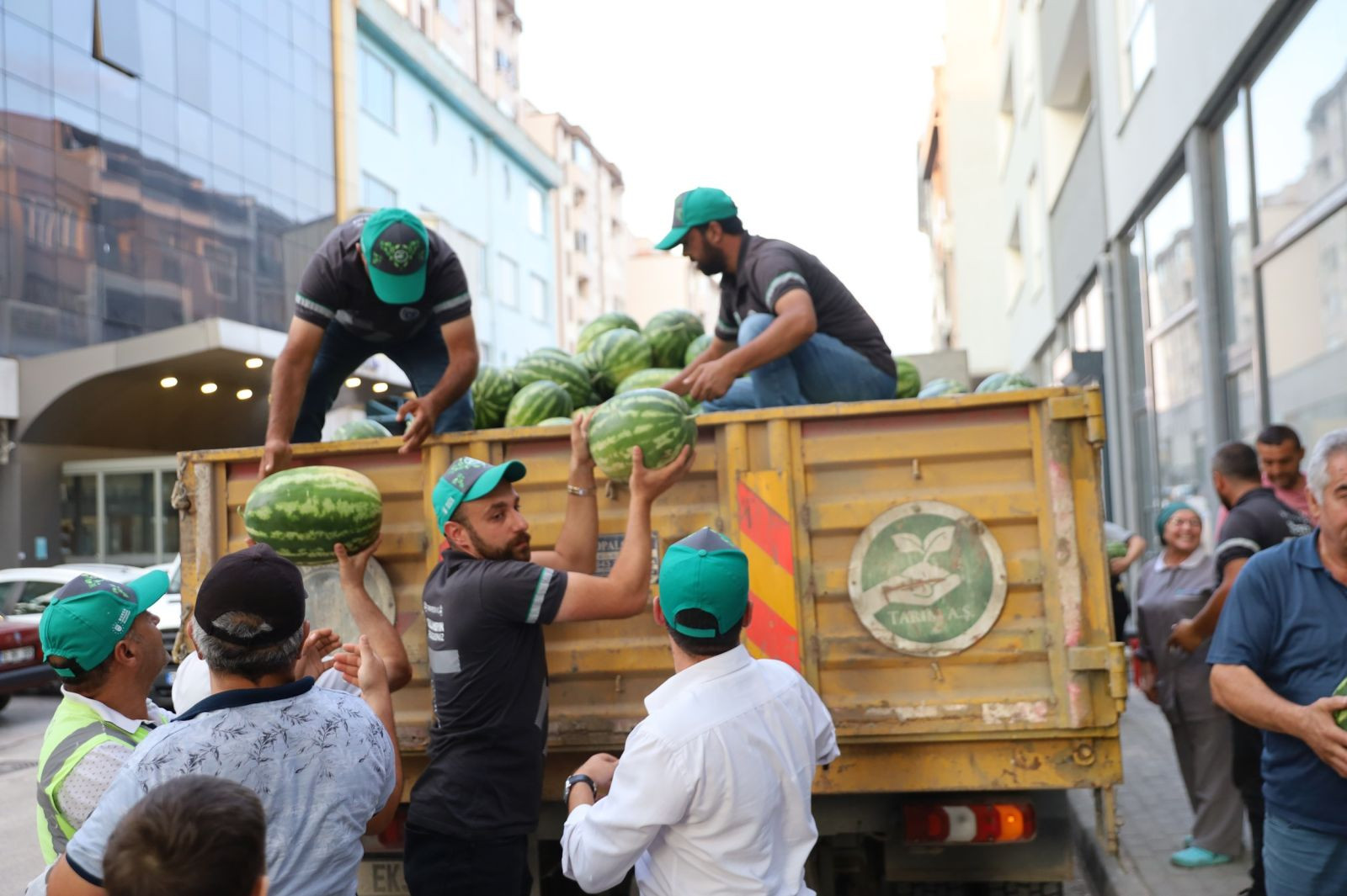 Karpuzlar Tarlada Kaldı! Büyükşehir Olaya Müdahil Oldu: Hem Çiftçiyi Hem Vatandaşı Gülümsetti - Resim: 1