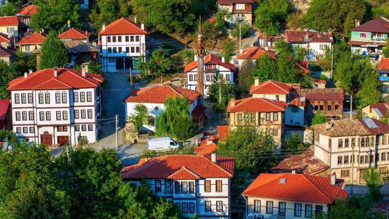 İstanbul'a Çok Yakın! Görenler Ayrılamıyor ; Bolu'nun En Güzel İlçesiymiş... - Resim: 1