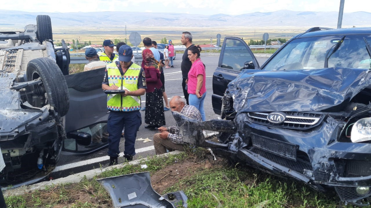 Ardahan'da Kamyonet ile Otomobil Çarpıştı:7 Yaralı