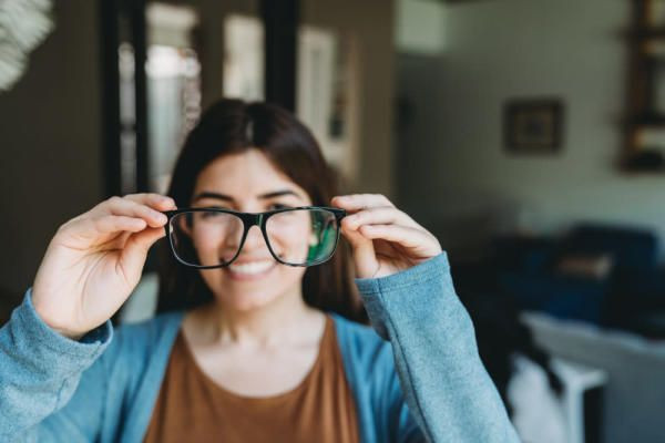 Uygulaması Çok Basit ve 5 Dakika Sürüyor: Bu Basit Yöntem Gözlük Camındaki Çizikleri Tamamen Yok Ediyor - Resim: 3