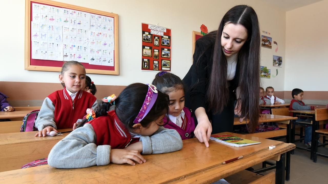 Kıyafet Yönetmeliği Değişti: Öğretmenler Artık Okula Böyle Gitmek Zorunda - Resim: 1