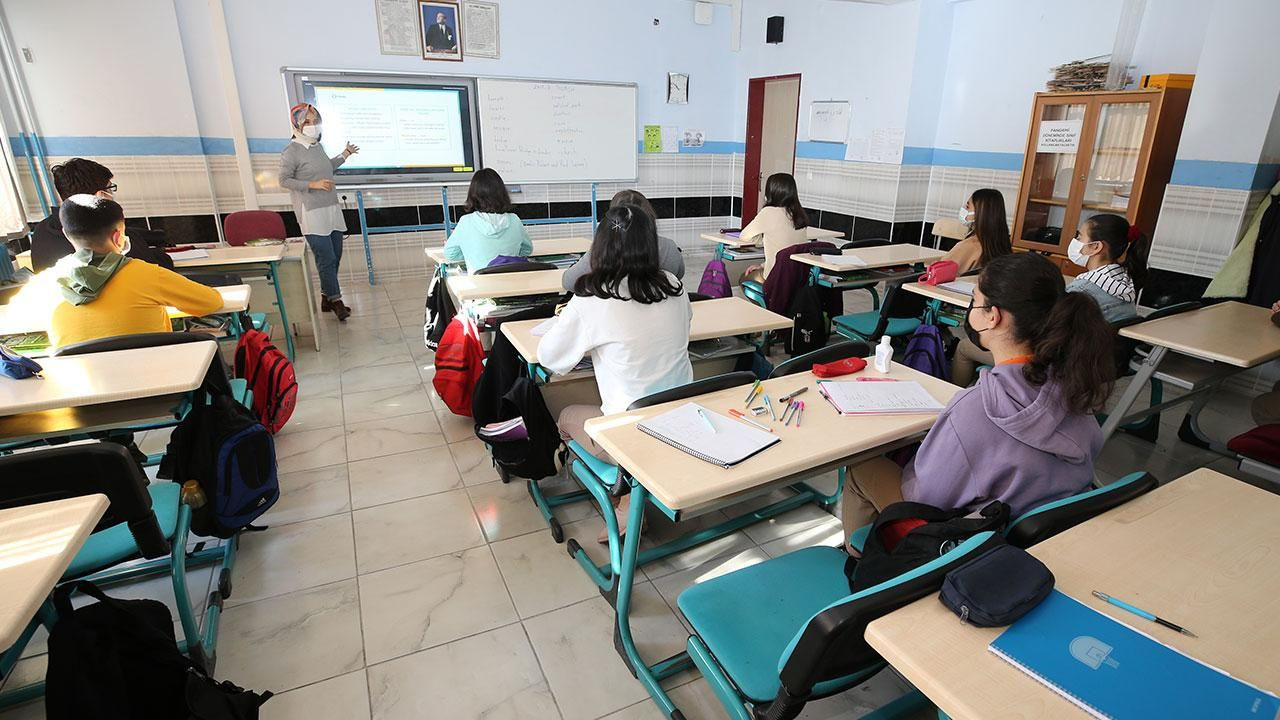 Kıyafet Yönetmeliği Değişti: Öğretmenler Artık Okula Böyle Gitmek Zorunda - Resim: 2