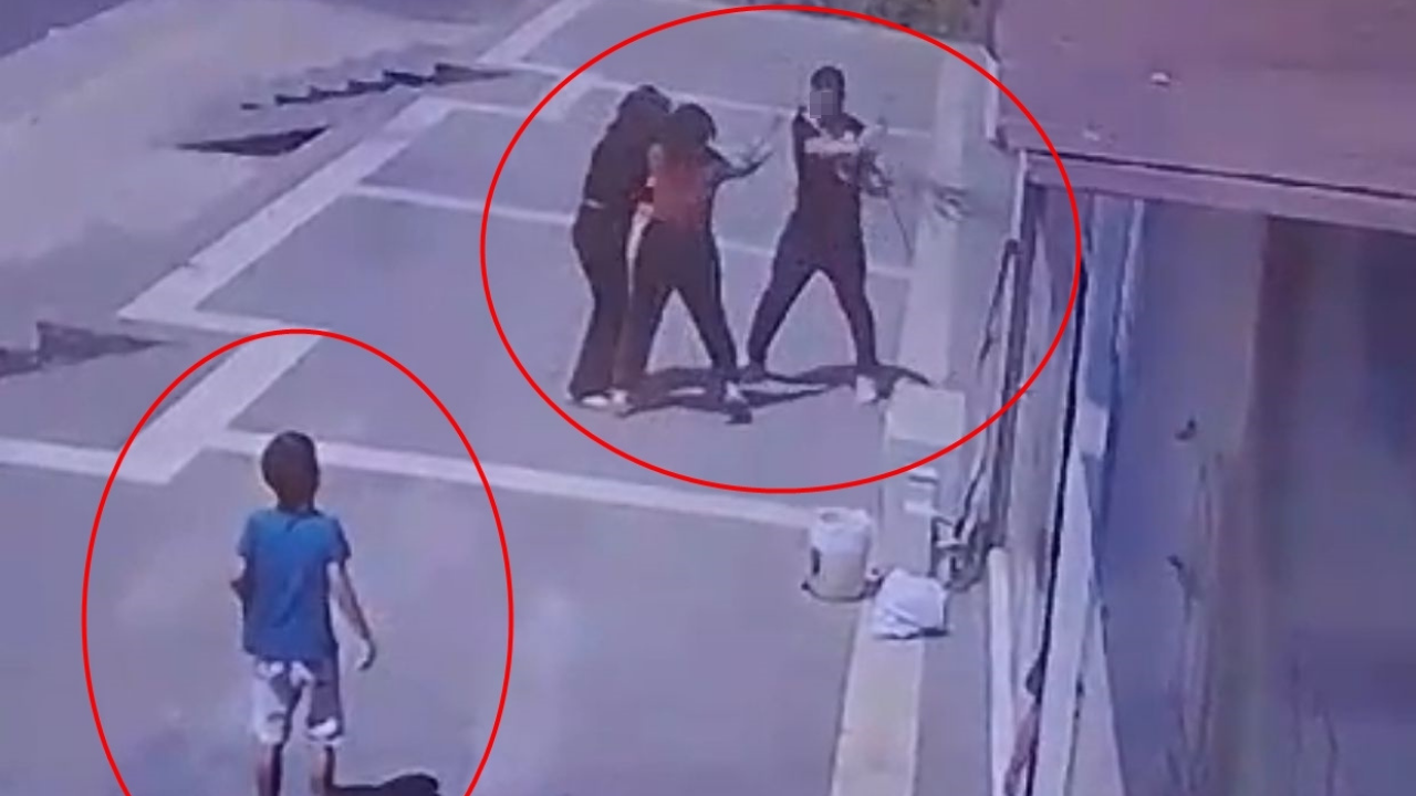 Sokak Ortasında Yine Kadına Şiddet! Dakikalarca Darbedip Elini Kolunu Sallayarak Gitti!