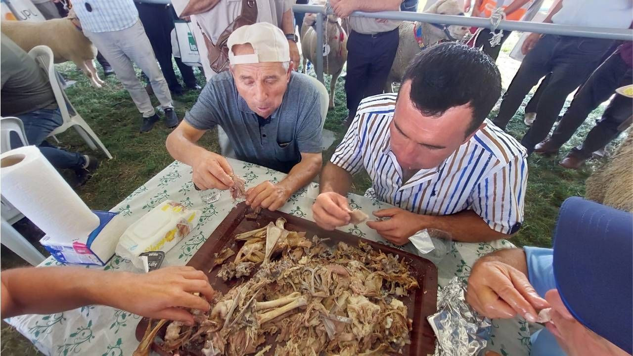 Böyle Yarışma Görülmedi: 10 Kilo Oğlağı Çiğnemden Yedi - Resim: 2