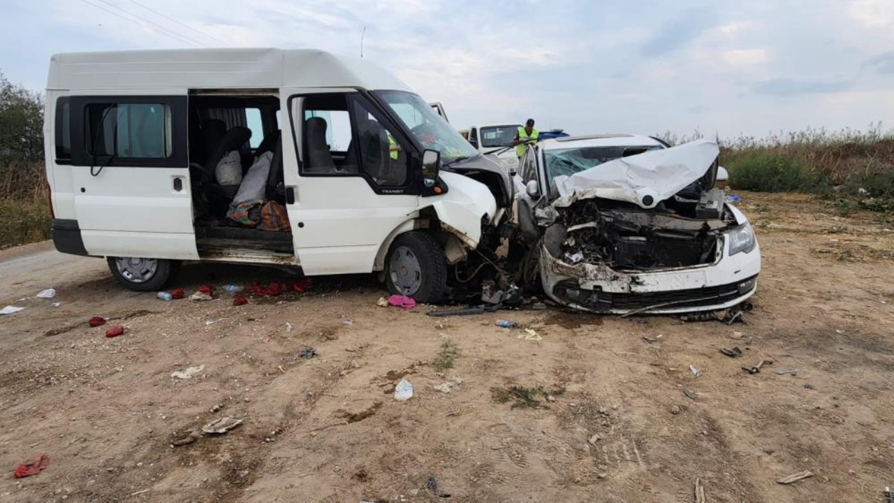 Tarım İşçilerini Taşıyan Servis Aracı Kaza Yaptı: 8 Yaralı