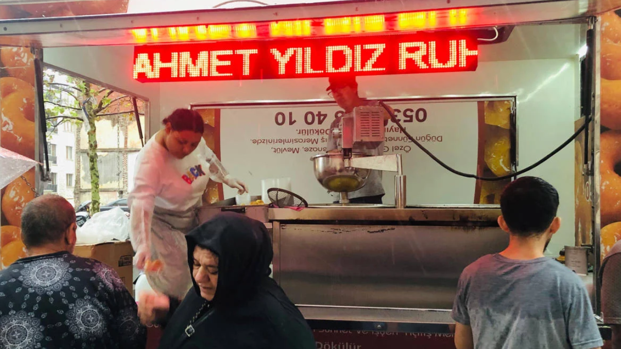 Eşcinsel Olduğu İçin Babası Tarafından Öldürülmüştü! LGBTİ+'lar, LGBTİ+ Karşıtı Mitingde Ahmet Yıldız İçin Lokma Dağıttı
