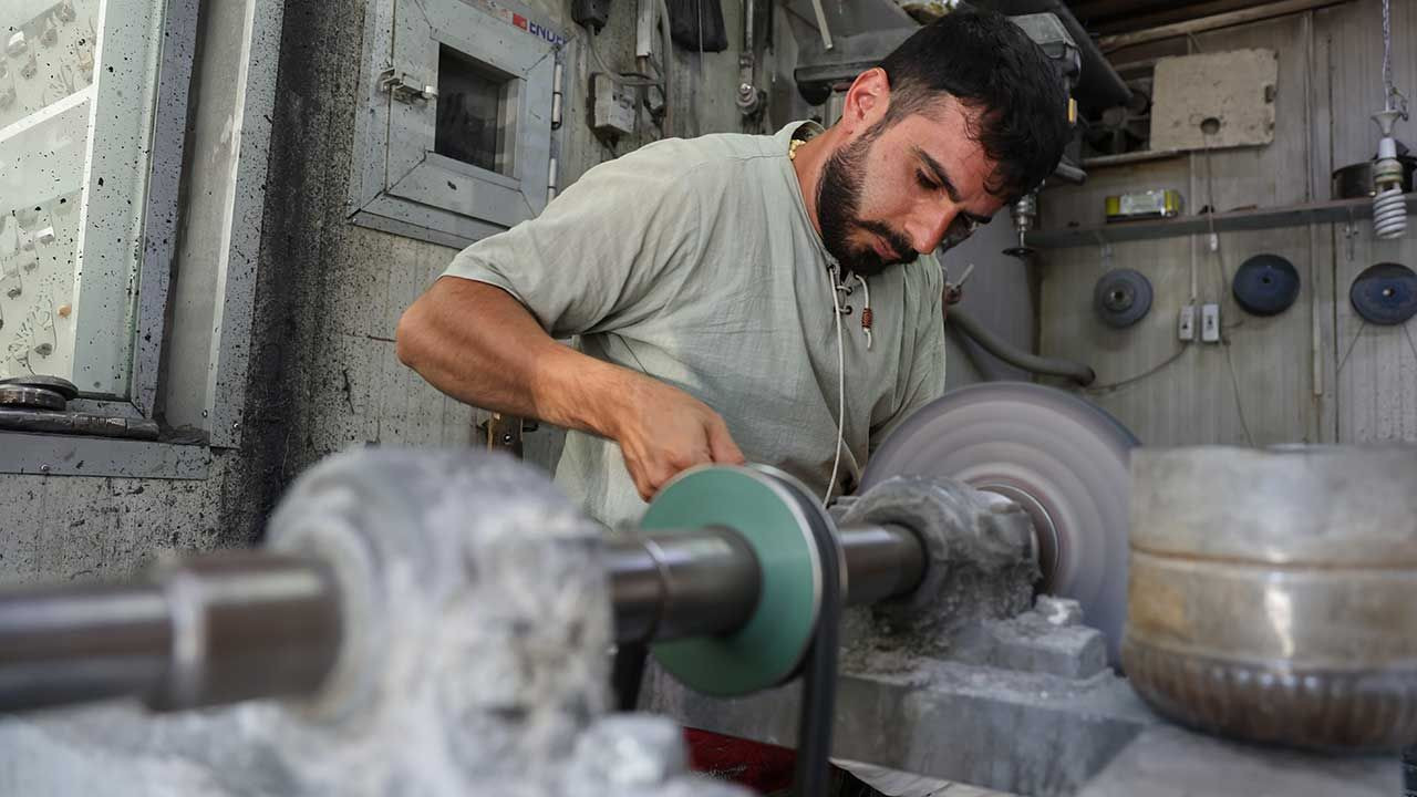 Topkapı Sarayı'nda Gördü, Yasağa Uymayıp Sivas'a Götürdü! 7 Ayda Üretip 70 Bin TL'den Satıyor - Resim: 1