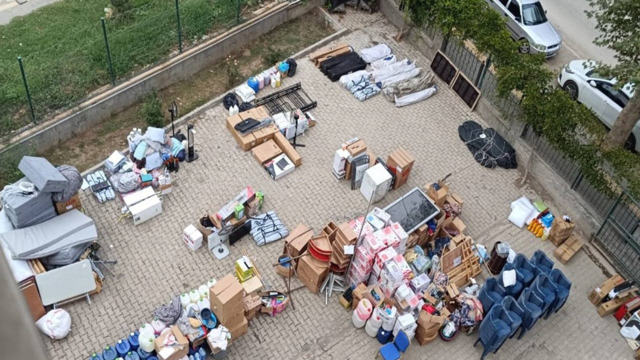 Ahlaksızlığın Fotoğrafı... Deprem Yardımlarını Satarken Yakalandılar!