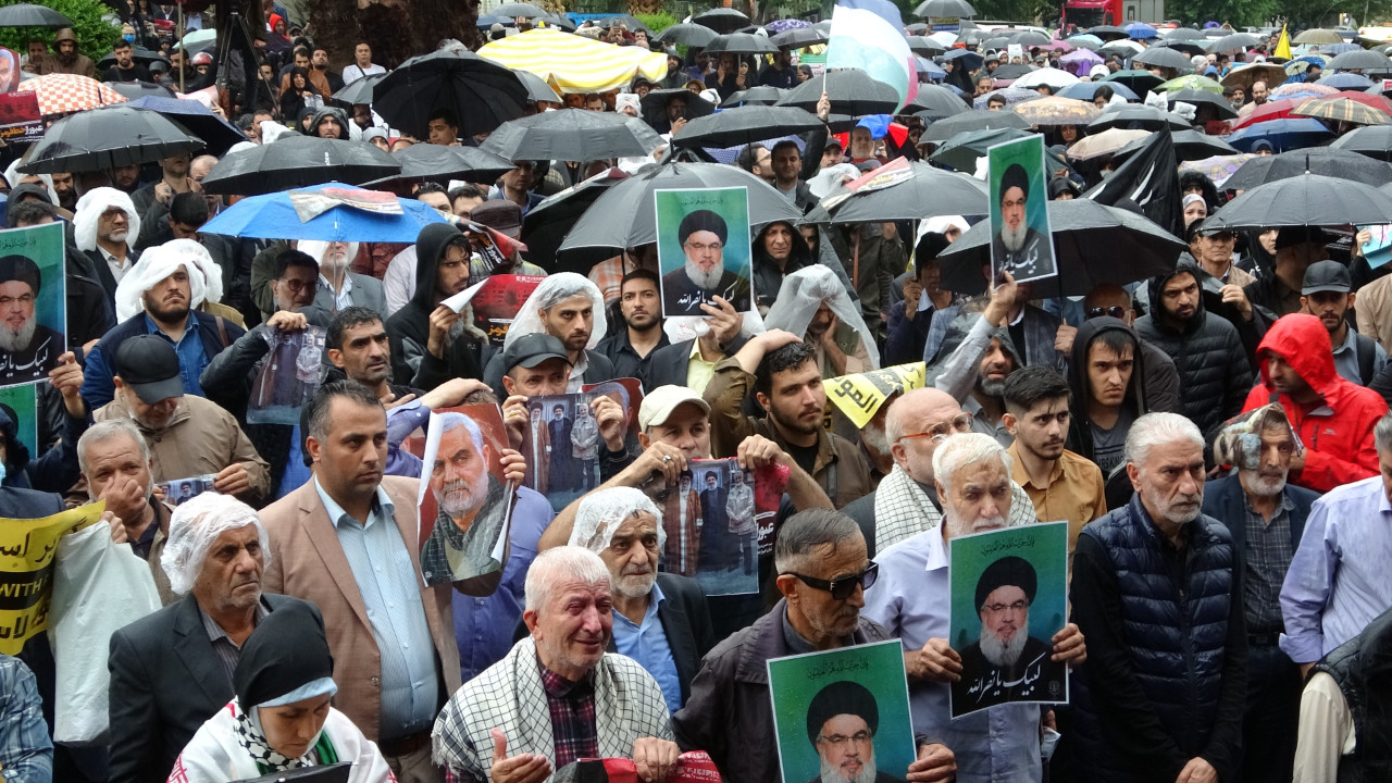 Tahran'da Binlerce Kişi Sokağa Döküldü! Nasrallah'ın Ölümünün Ardından İsrail’i Protesto Etti