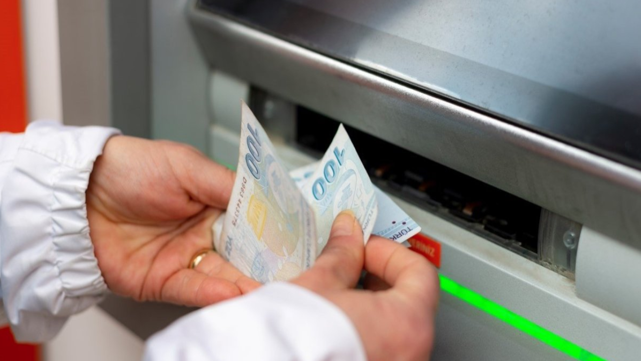 ATM’den Para Çeken Emekliler Dikkat! Bunu Yapmadan ATM’ye Kart Sokmayın - Resim: 2