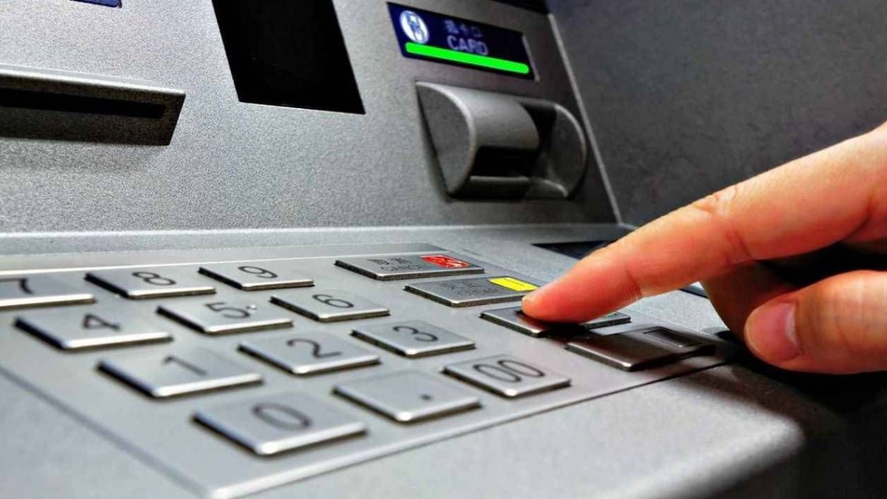 ATM'de Para Çekerken Kimsenin Ruhu Duymuyor: Herkesten Sır Gibi Saklanan Gerçek Ortaya Çıktı - Resim: 1