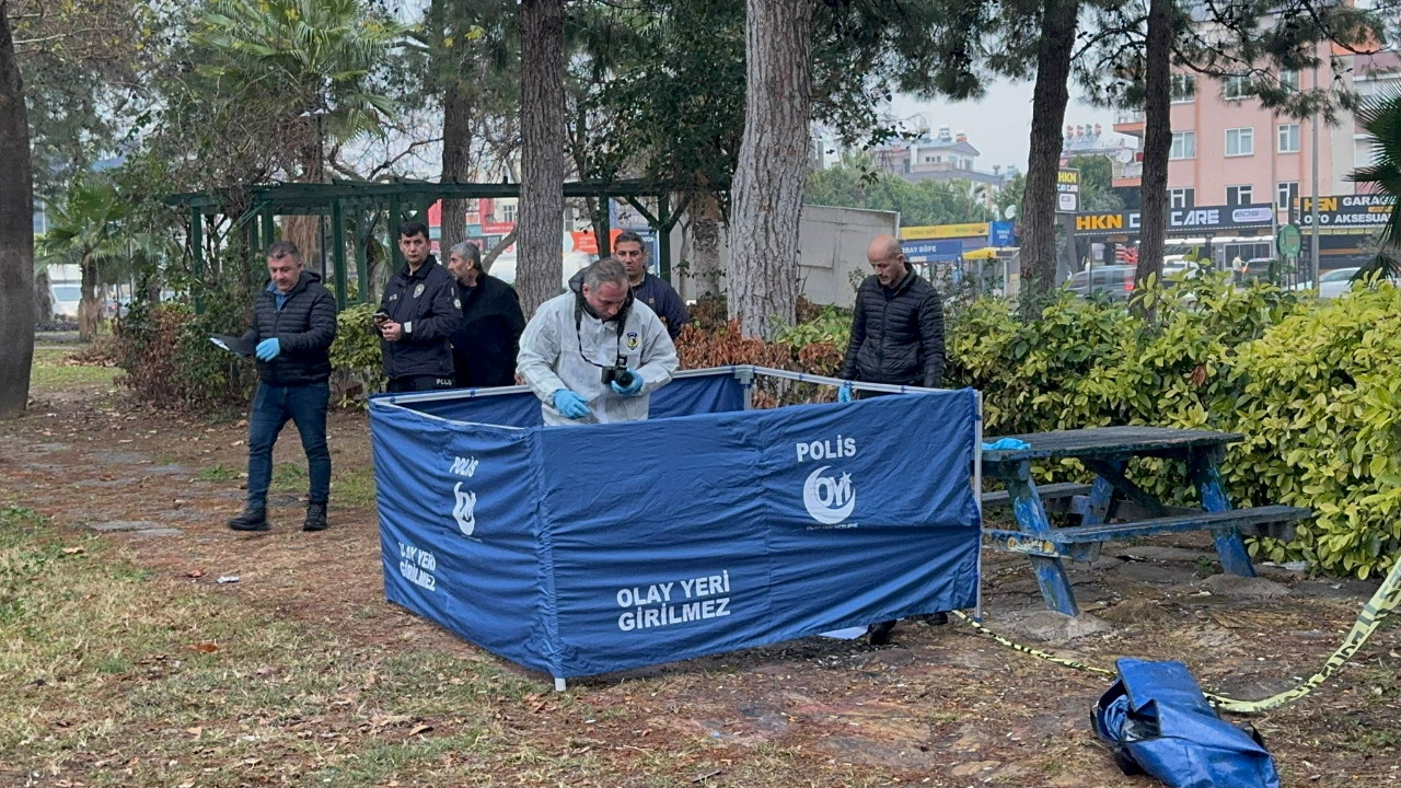 Antalya'da Parkta Ceset Bulundu