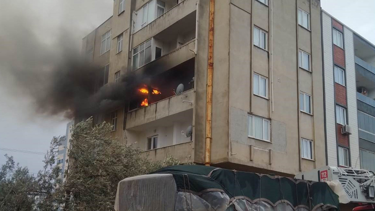 Edremit'te Mutfakta Başlayan Yangın Balkona Sıçradı