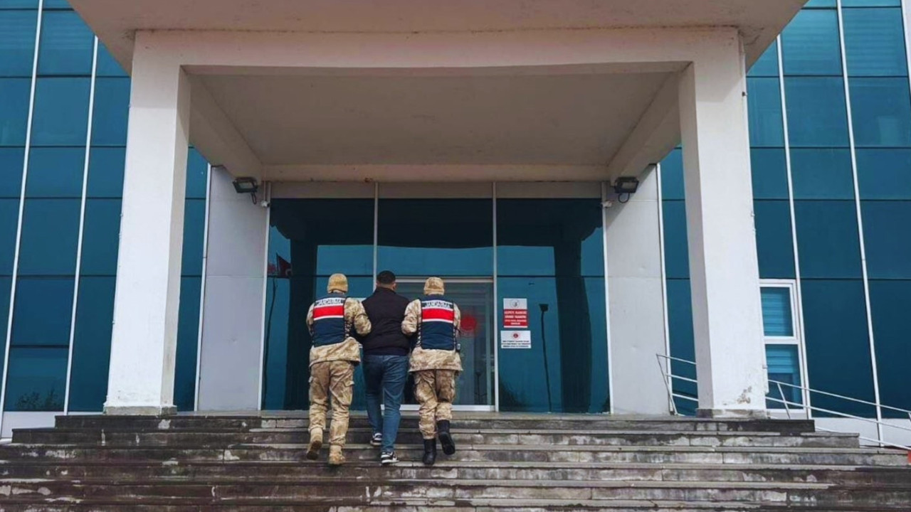 Otomobilden 11 Göçmen Çıktı, 2 Kaçakçı Yakalandı