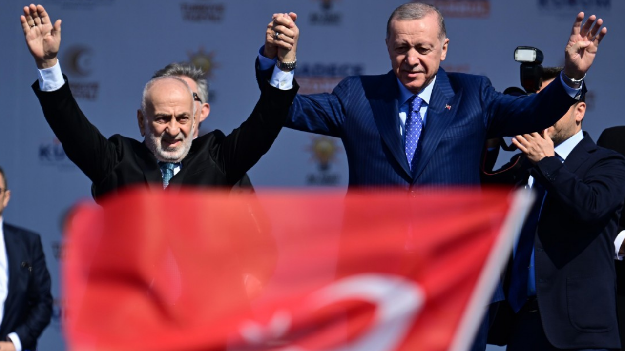 Rozetini Cumhurbaşkanı Erdoğan Takmıştı: AKP'ye Geçen Vekil Geçmişini Sildi