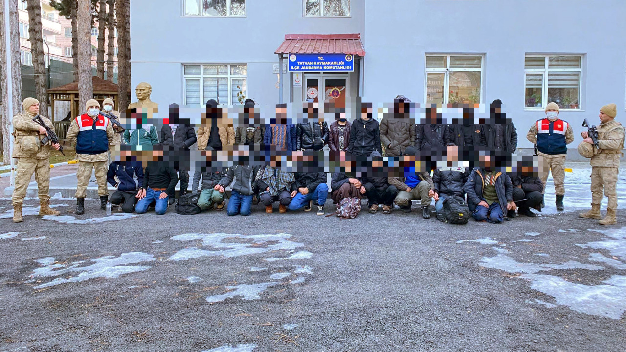 Jandarmadan Operasyon: 24 Kaçak Göçmen Yakalandı