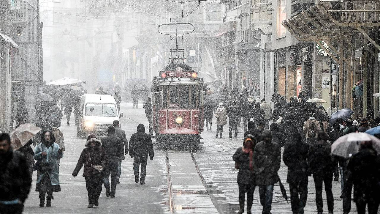 Meteoroloji Uzmanları Tarih Verdi: İstanbul'a Kar Yağışı İçin Geri Sayım Başladı