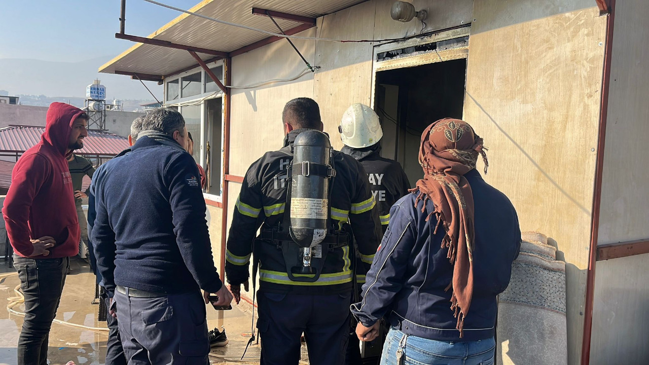 Hatay'da Korkutan Yangın: 2 Kişi Dumandan Etkilendi