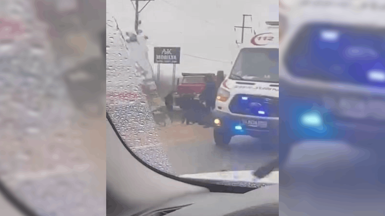 Kontrolden Çıkan Kamyonet Yol Çalışması Alanına Devrildi, 2 Yaralı