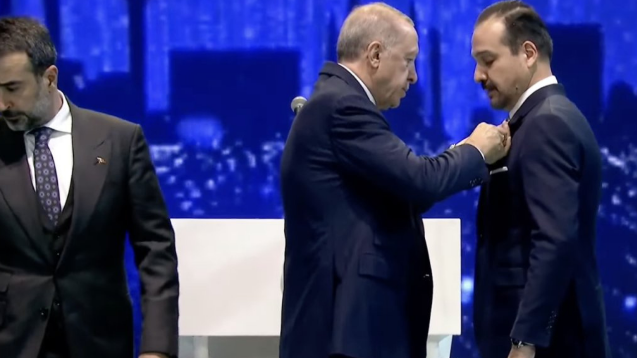 İYİ Parti'den İstifa Eden Kürşad Zorlu AKP'ye Geçti: Rozetini Cumhurbaşkanı Erdoğan Taktı