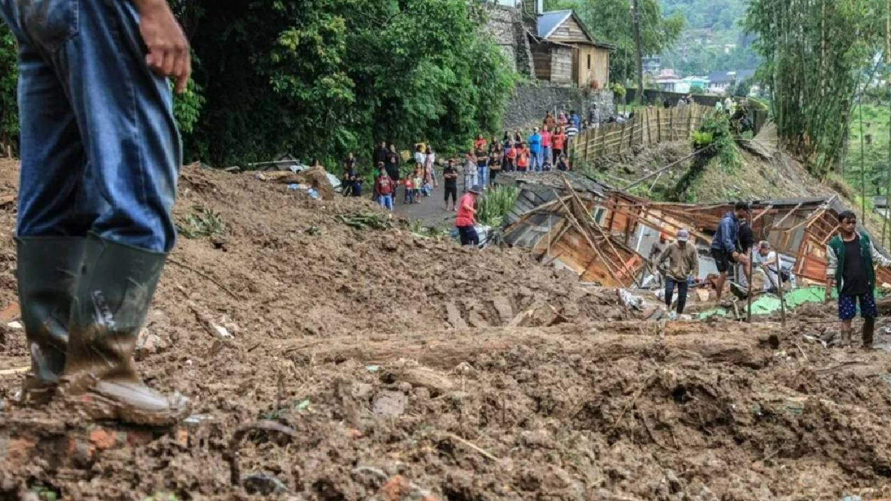 Endonezya’da Heyelan Faciasında Can Kaybı Arttı, 20’ye Yükseldi