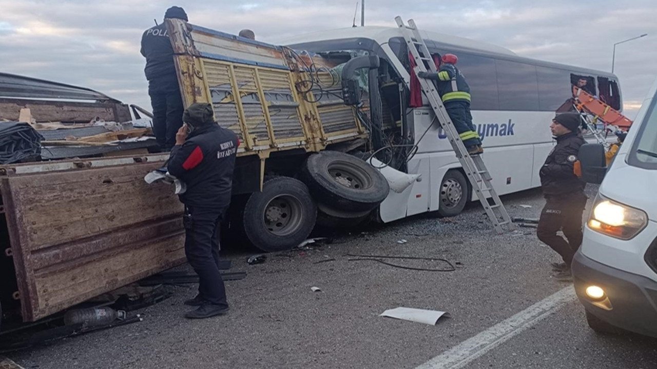 Tır, Kamyon ve Yolcu Otobüsü Çarpıştı! 3 Ölü, 33 Yaralı