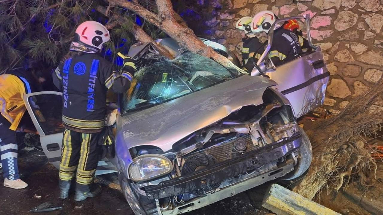 Denizli'de Korkunç Kaza! Araç Hurdaya Döndü, 2 Genç Hayatını Kaybetti