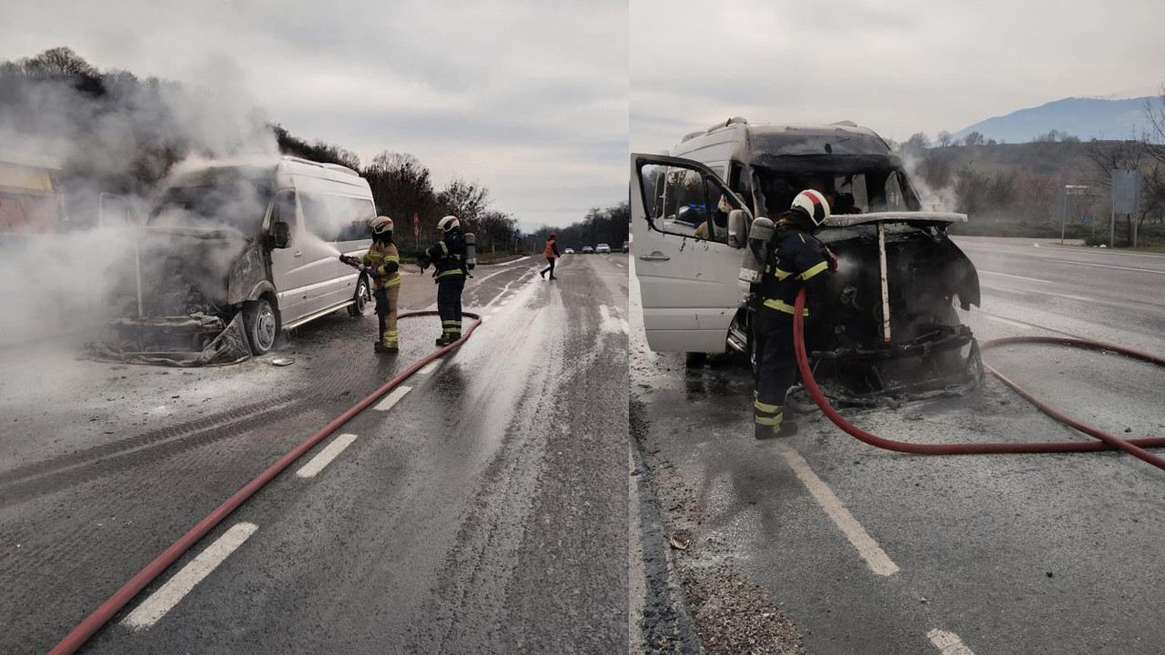 Seyir Halindeki Servis Minibüsü Alev Alev Yandı