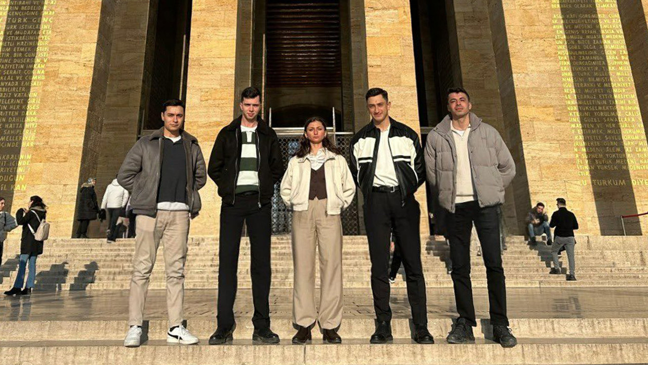 TSK'dan İhraç Edilen Teğmenler Anıtkabir'de