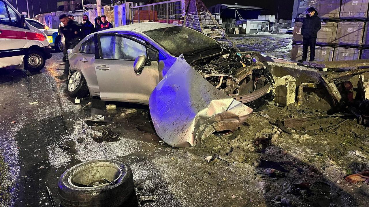 Arnavutköy'de Feci Kaza! Sürücü Kurtarılamadı