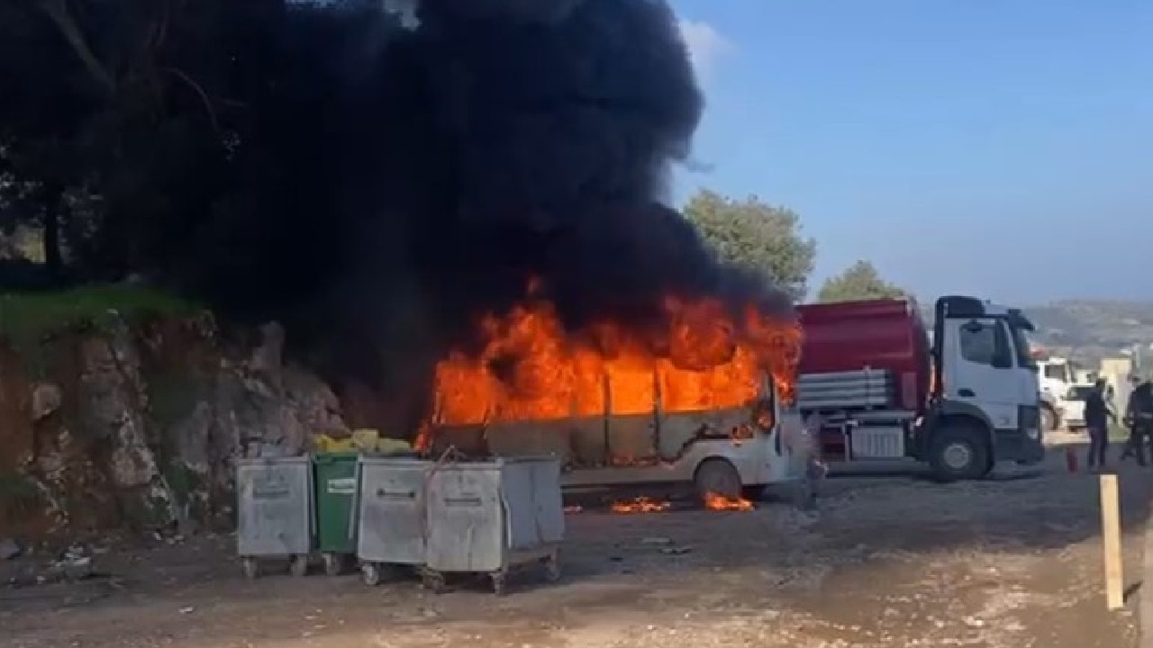 Park Halindeki Minibüs Hurda Yığınına Döndü 