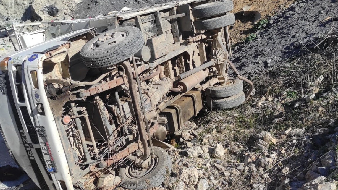 Mersin’de Kamyonet Şarampole Uçtu, 3 Yaralı