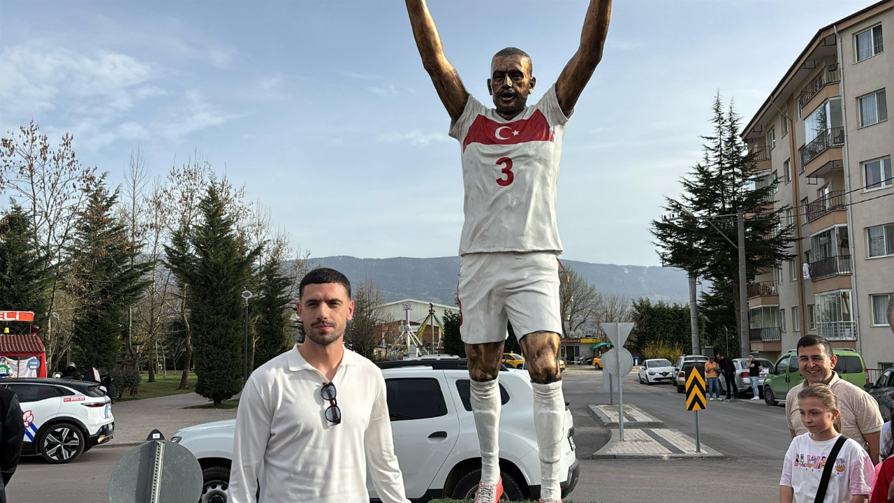 Merih Demiral, 'Bozkurt' Heykelinin Yanında