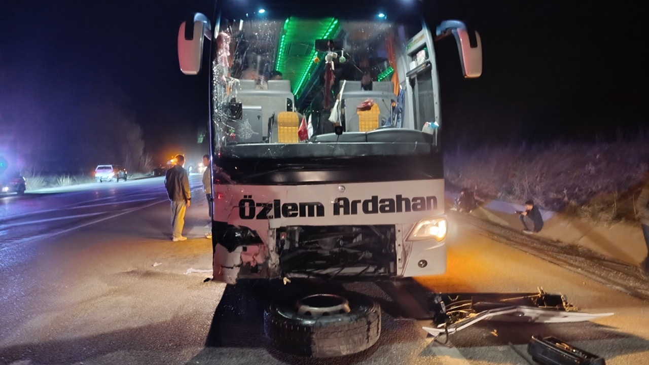 Sivas'ta Feci Kaza! Yolcu Otobüsüyle Otomobil Çarpıştı, 10 Yaralı