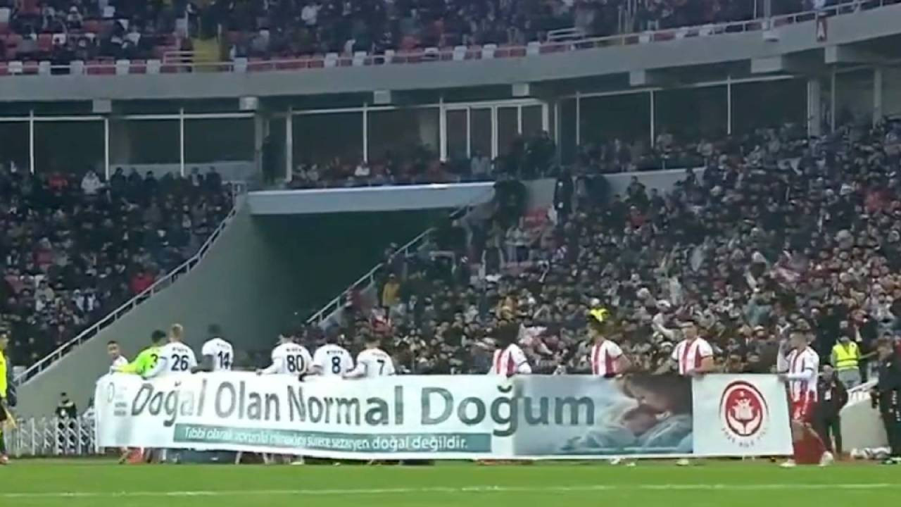 Sivasspor'un Pankartına Tepki Yağdı: 'Bu Açıkça Cinsiyetçi Bir Dayatma!'