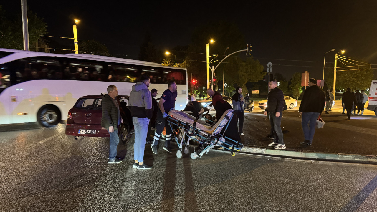 Bursa'da Feci Kaza! Taksi ile Otomobil Birbirine Girdi: 7 Yaralı