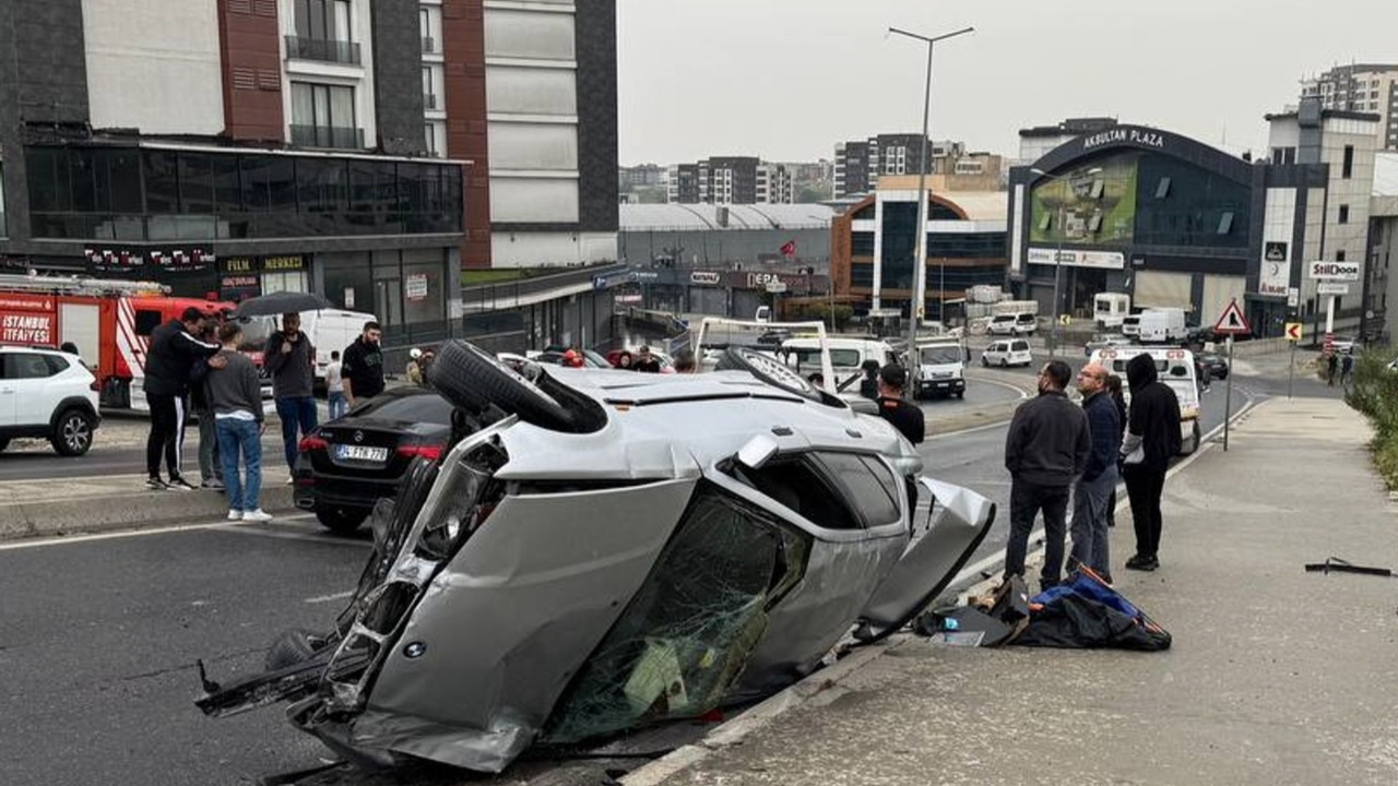 Beylikdüzü'nde Korkutan Kaza: Karşı Şeride Geçip 2 Araca Çarptı