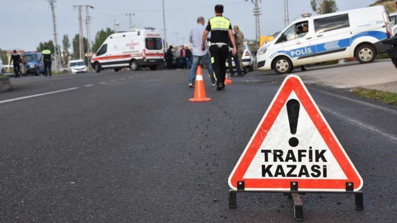 İşçi Servisi İle Canlı Hayvan Yüklü Kamyonet Çarpıştı: 3 Yaralı