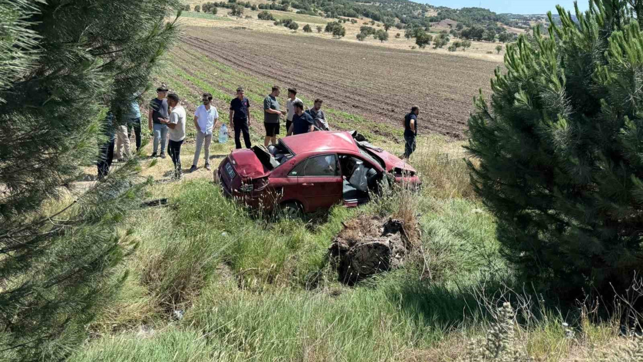Şarampole Yuvarlanan Otomobildeki 2 Kişi Yaralandı