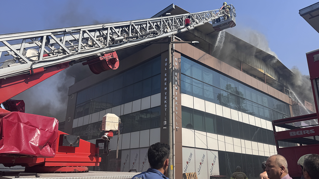 Bursa'da 4 Katlı Tekstil Mağazasında Yangın! Mahsur Kalan Kadın Kurtarıldı - Resim : 2