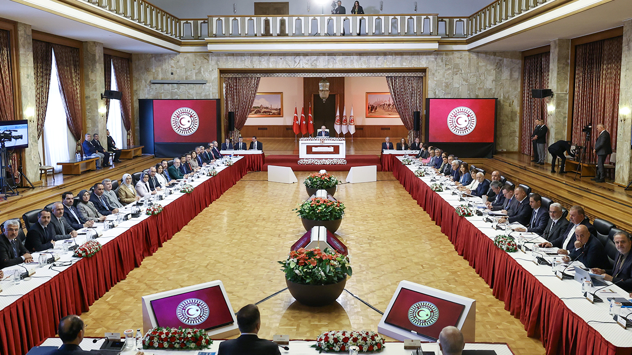 Özgür Özel’den Bahçeli’nin Çok Konuşulan Dava Mesajına Yanıt: 'Son Derece Kıymetli Buluyoruz' - Resim : 3