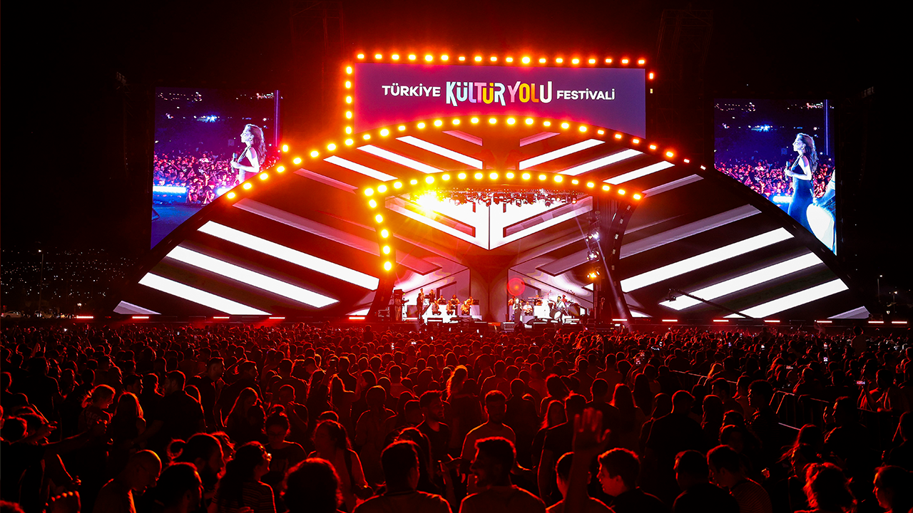 Ebru Yaşar Kayseri’ye Damga Vurdu! Unutulmaz Konsere On Binlerce Kişi Akın Etti - Resim : 1