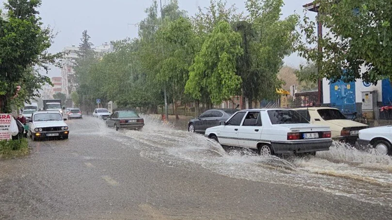 Adana ve Osmaniye’de Çifte Felaket! Sadece 10 Dakika Yetti... Çatılar Uçtu, Depolar Savruldu, Araçlar Yolda Kaldı - Resim : 2