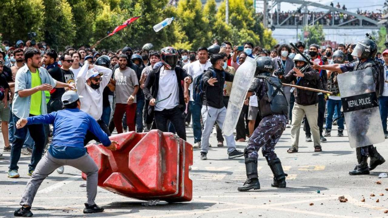 Bakanlar Helikopterle Kaçmıştı... Nepal'de Yeni Kabine Belli Oldu - Resim : 1